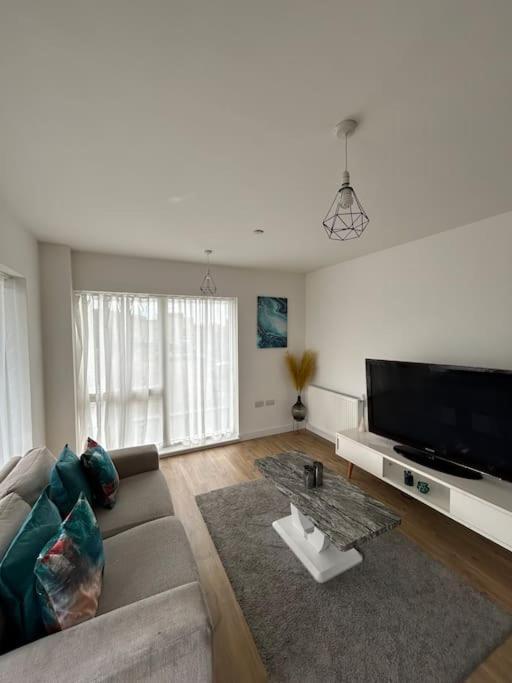 Contemporary Urban Retreat, 2-Bedroom Haven By London City Airport Exterior foto