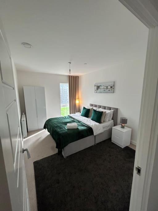Contemporary Urban Retreat, 2-Bedroom Haven By London City Airport Exterior foto