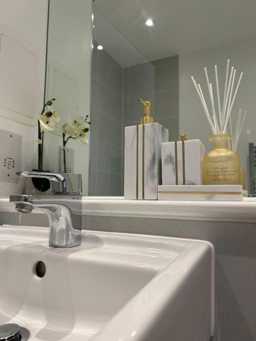 Contemporary Urban Retreat, 2-Bedroom Haven By London City Airport Exterior foto