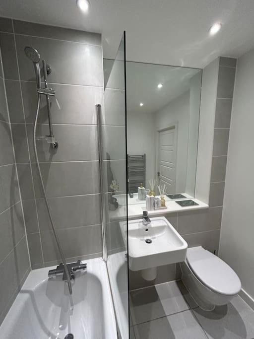 Contemporary Urban Retreat, 2-Bedroom Haven By London City Airport Exterior foto