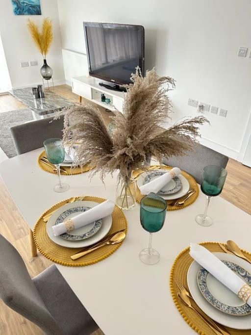 Contemporary Urban Retreat, 2-Bedroom Haven By London City Airport Exterior foto