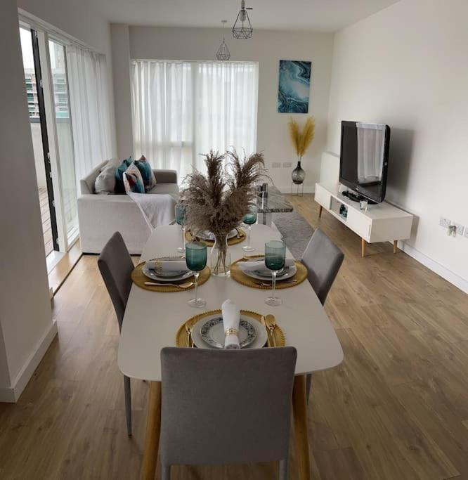 Contemporary Urban Retreat, 2-Bedroom Haven By London City Airport Exterior foto